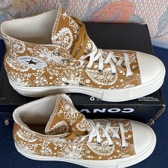 Converse WMNS 572541C
CTAS LIFT HI
WHEAT/EGRET/BLACK SNEAKERS - PLATFORMS - Picture 3 of 16